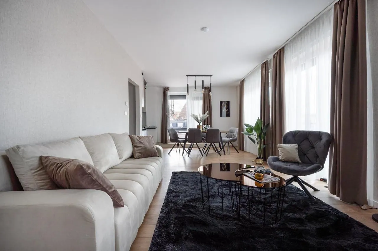 The Rose Garden Apartments Pot- Parking بودابست
