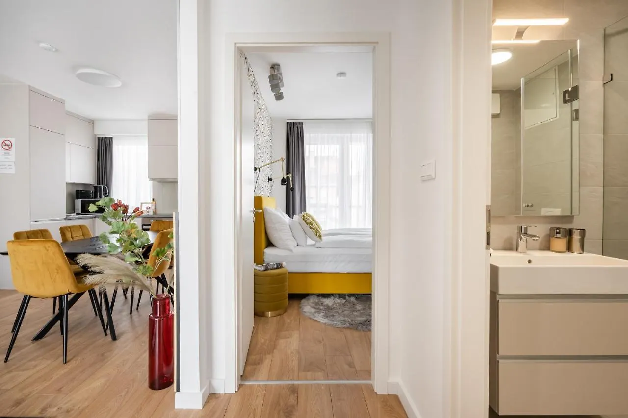 The Rose Garden Apartments Pot- Parking بودابست 0*,  المجر