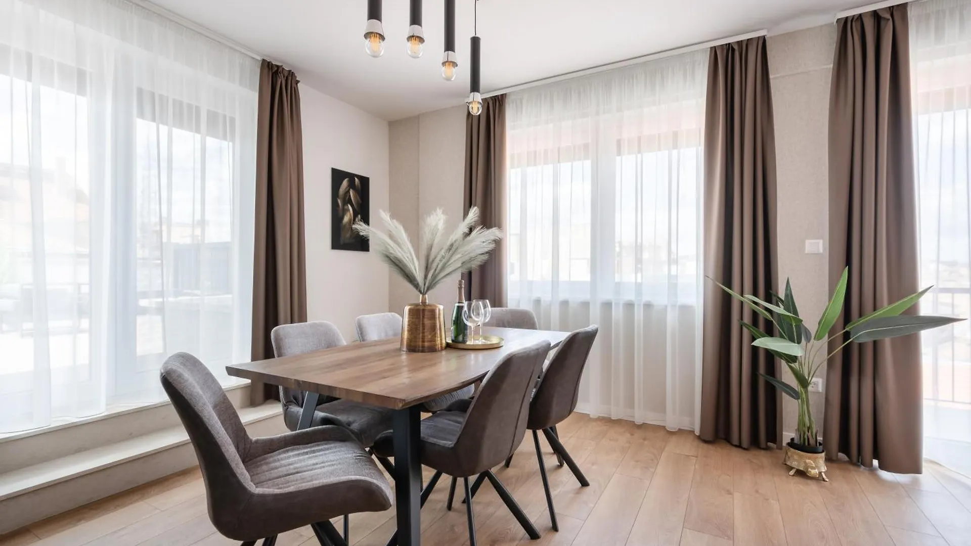 The Rose Garden Apartments Pot- Parking بودابست