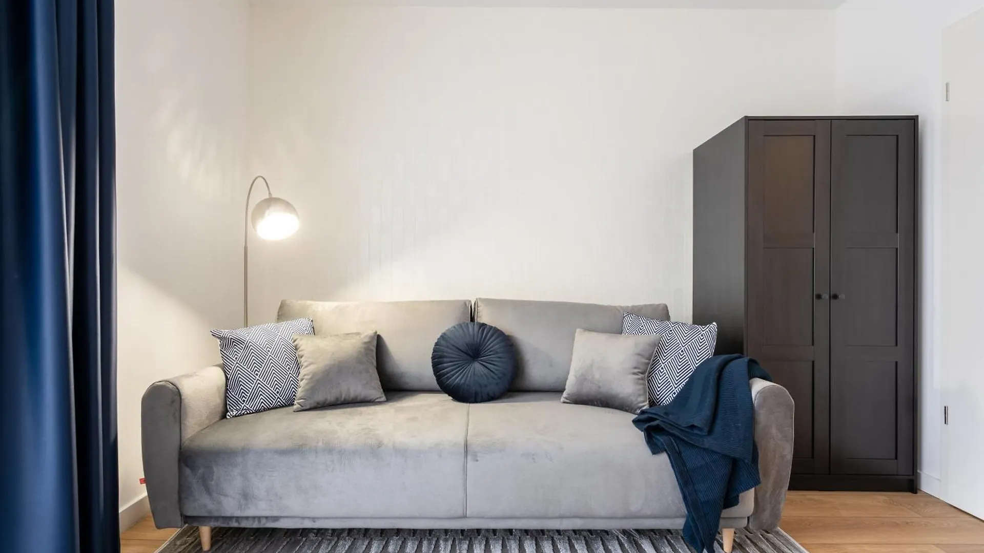 The Rose Garden Apartments Pot- Parking بودابست 0*,  المجر