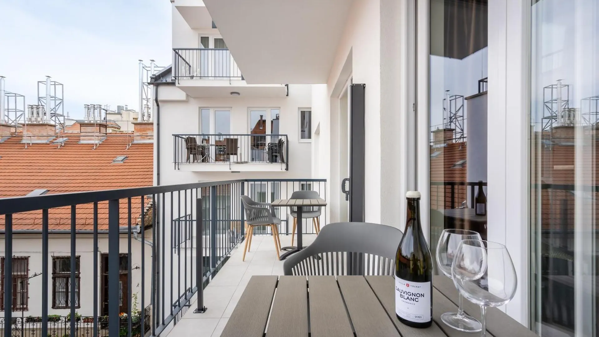 The Rose Garden Apartments Pot- Parking بودابست