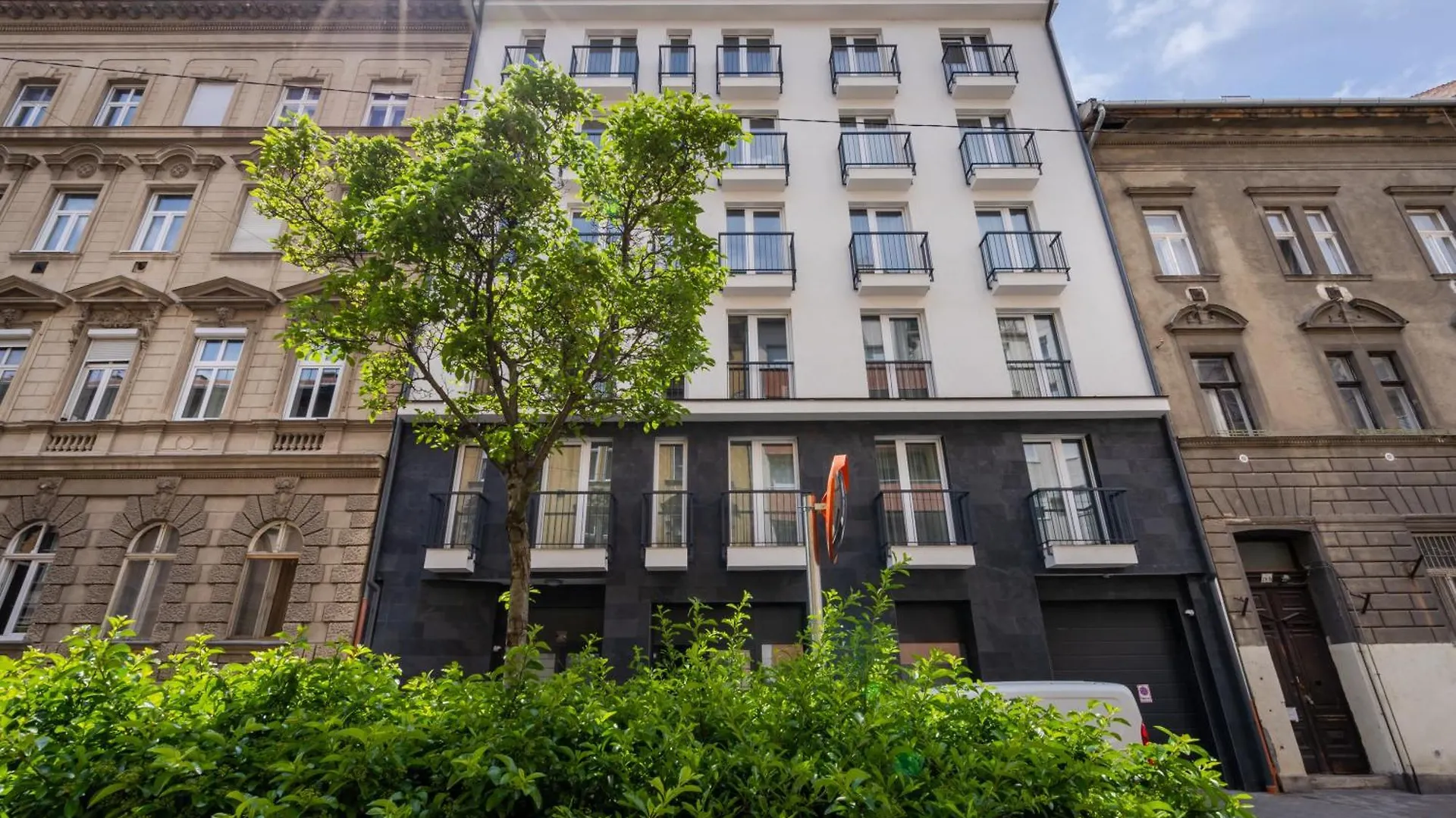 The Rose Garden Apartments Pot- Parking بودابست