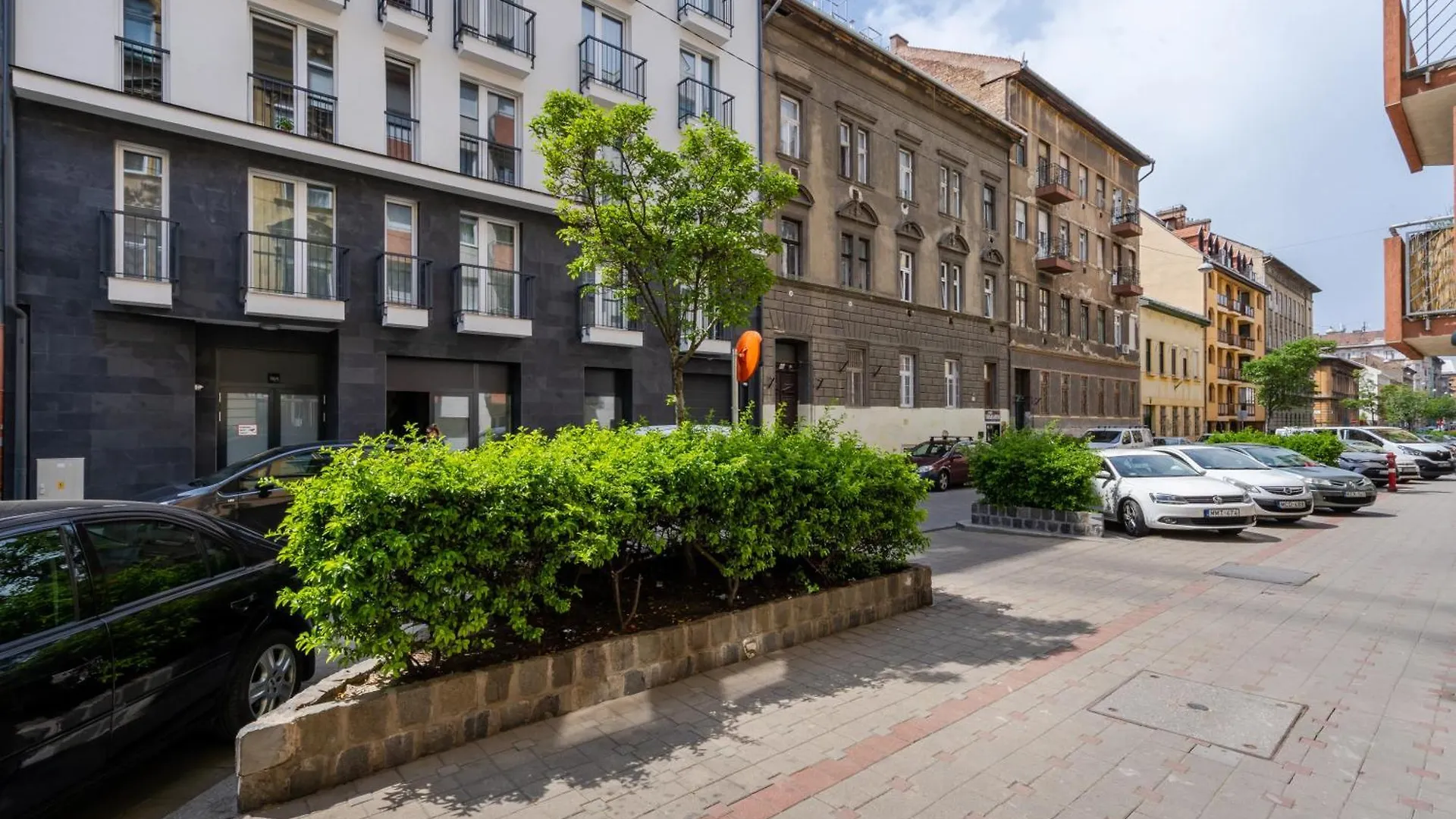 The Rose Garden Apartments Pot- Parking بودابست 0*,  المجر
